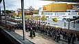 Menge an Menschen auf einer Baustelle