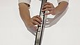 Detailaufnahme eines Musikinstrumentes, das von zwei Händen gespielt wird