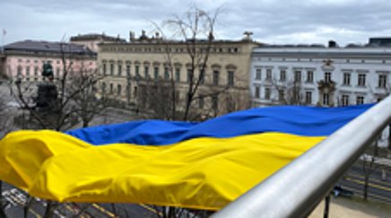 Eine Flagge weht vom Balkon