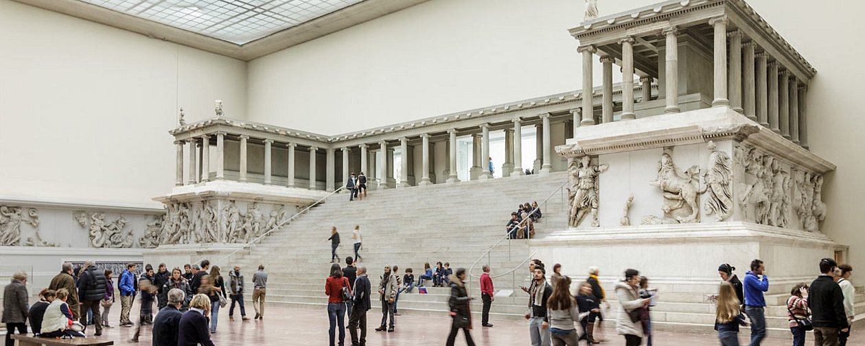 Viele Besucher am Pergamonaltar im Pergamonmuseum