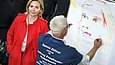 Der Schnellzeichner porträtiert einen weiblichen Gast