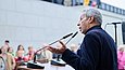 Mann spricht in Mikrofon