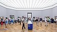 Besucher in einem Museums sehen sich eine Ausstellung an