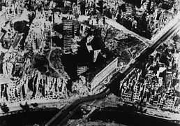 Luftbild von Kriegszerstörungen 1945, schwarz-weiß