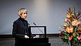 Eine Frau steht an einem Redepult.