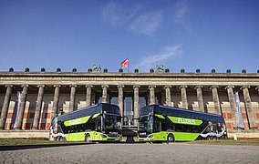 SPK und Flix verlängern ihre Mobilitätspartnerschaft für die Museumsinsel Berlin