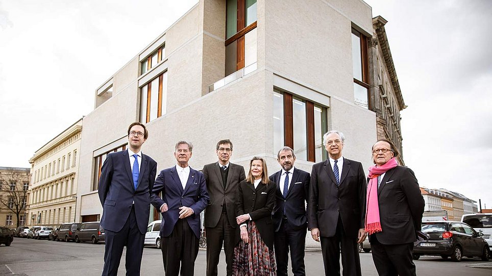 Familie Bastian übergab der Stiftung Preußischer Kulturbesitz am 12. März 2019 die Schlüssel zum Haus Bastian, dem zukünftigen Zentrum für Kulturelle Bildung der Staatlichen Museen zu Berlin. Sieben Personen stehen auf der Straße vor dem Haus Bastian