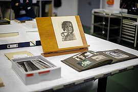 Arbeitsplatz mit Fotografien und Unterlagen aus der Nuba-Fotosammlung.