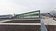 Blick auf das Flachdach eines modernen Gebäudes