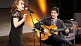 Sängerin und Gitarrist auf der Bühne