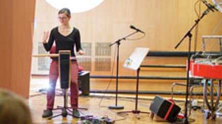 Frau spielt ein Theremin