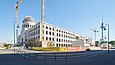 Blick auf ein Gebäude an einer Straße
