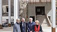 Vier Personen stehen vor dem Stahlgerüst für den neuen Eingang des Pergamonmuseums
