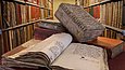 Aufnahme historischer Bücher in einer Bibliothek