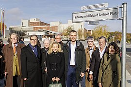 Feierstunde zur Benennung des Johanna und Eduard Arnhold Platzes am 5. 11. 2024 Gruppenfoto unter Straßenschild