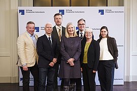 Gruppenfoto vor Fotowand mit SPK-Logo