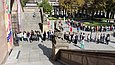Blick auf eine Schlange von Menschen an einem Museumseingang
