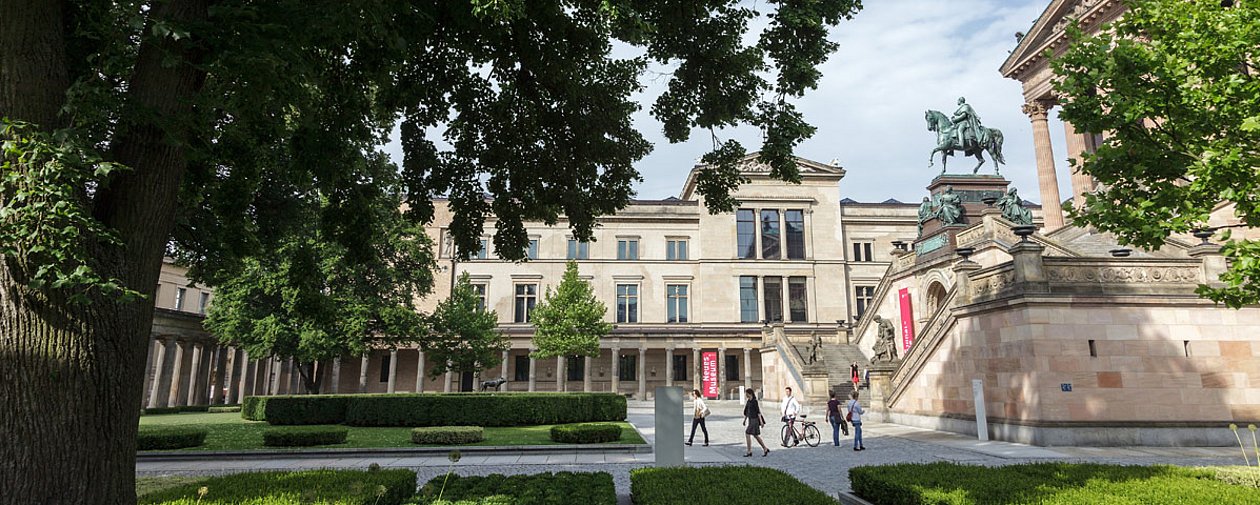 Kolonnadenhof vor der Alten Nationalgalerie und dem Neuen Museum auf der Museumsinsel Berlin