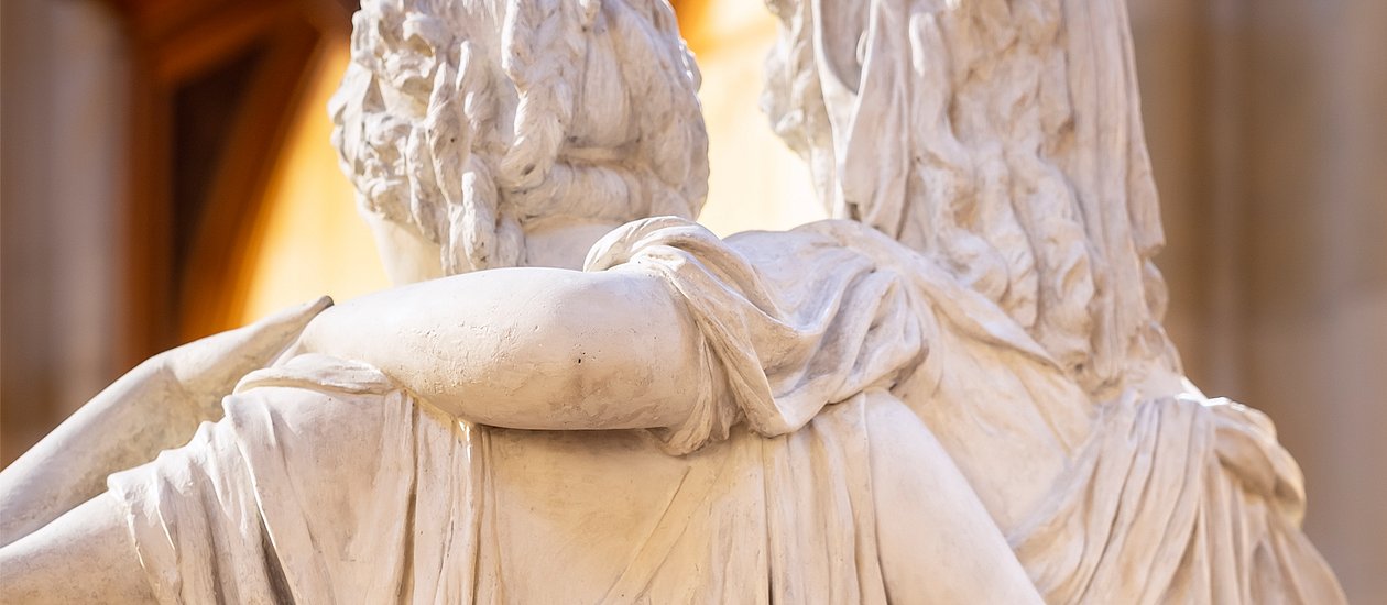 Sinnbild des gegenseitigen Stützens: Prinzessinnengruppe von Schadow Bildausschnitt der Prinzessinnengruppe von Schadow