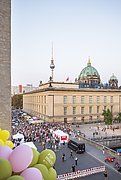 Zahlreiche Menschen bei der Langen Nacht der Museen auf der abendlichen Museumsinsel Berlin.
