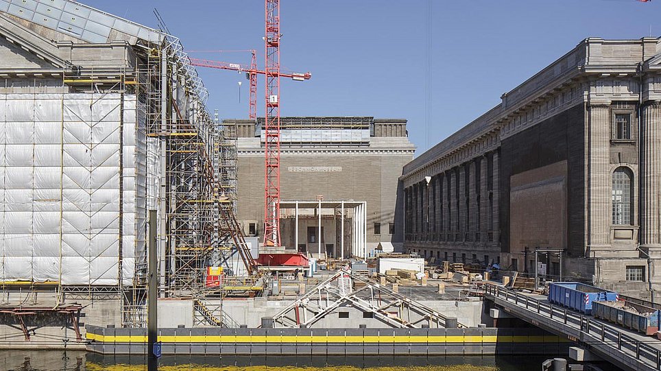 Blick auf die Baustelle des Pergamonmuseums vom anderen Ufer aus