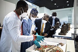 Nigerianische Kulturdelegation bei Benin-Bronzen