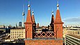 Mehrere Menschen steht auf einem Turm der Friedrichswerderschen Kirche