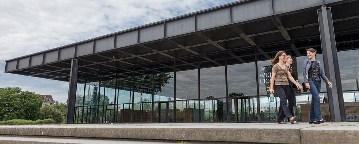 Drei Frauen vor der Neuen Nationalgalerie