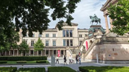 Kolonnadenhof vor der Alten Nationalgalerie und dem Neuen Museum auf der Museumsinsel Berlin