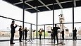 Junge Musikerinnen spielen vor einer Fensterfront