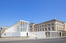Modernes Museumsgebäude am Fluss