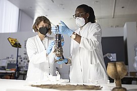 Restauratorin Johanna Ndahekelekwa Nghishiko und Julia Binter