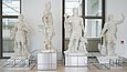 Vier antik anmutende übergroße marmorne Statuen