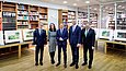 Gruppenfoto von 5 Personen in einem Studiensaal