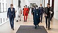Eine Gruppe geht durch einen langen Gang.