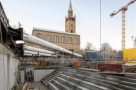 Bau der Treppenanlage mit Blick auf die Matthäuskirche