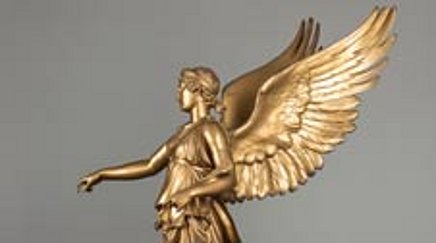 Goldbezogene Skulptur einer Siegesgöttin