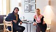 Margit Jäschke und Stephan Schulz sitzen auf Stühlen an einem Tisch