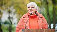 Frau spricht in ein Mikrofon