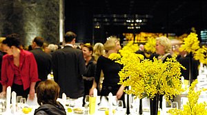 Viele Personen während einer Abendveranstaltung
