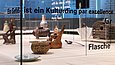 Gefäße in einer Vitrine, im Vordergrund steht geschrieben: „Ein Gefäß ist ein Kulturding par exellence“