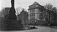 Café Schottenhaml mit Rolandbrunnen am Kemperplatz (nach 1927) 