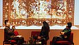 Diskussion vor Leinwand