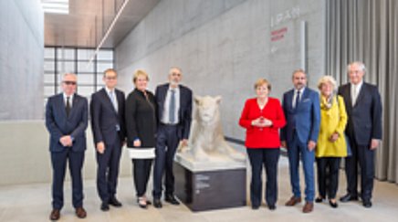 Gruppenbild in einem Betongebäude