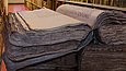 Aufnahme mehrerer dicker historischer Bücher in einer Bibliothek 