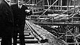 Vor-Ort-Termin am 7. März 1968: Stiftungspräsident Wormit unterrichtet den Regierenden Bürgermeister von Berlin, Klaus Schütz, über den Baufortschritt