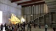 Innenansicht einer Baustelle mit Besuchern
