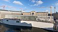 Blick auf ein modernes Gebäude an einem Fluss