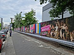 Plakatwand mit Motiven der Wiedereröffnugnskampagne