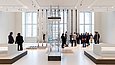 Besucher*innen in einem Ausstellungsraum